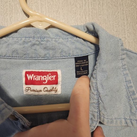 Wrangler Premium Quality light denim button up Size Large - Picture 2 of 5